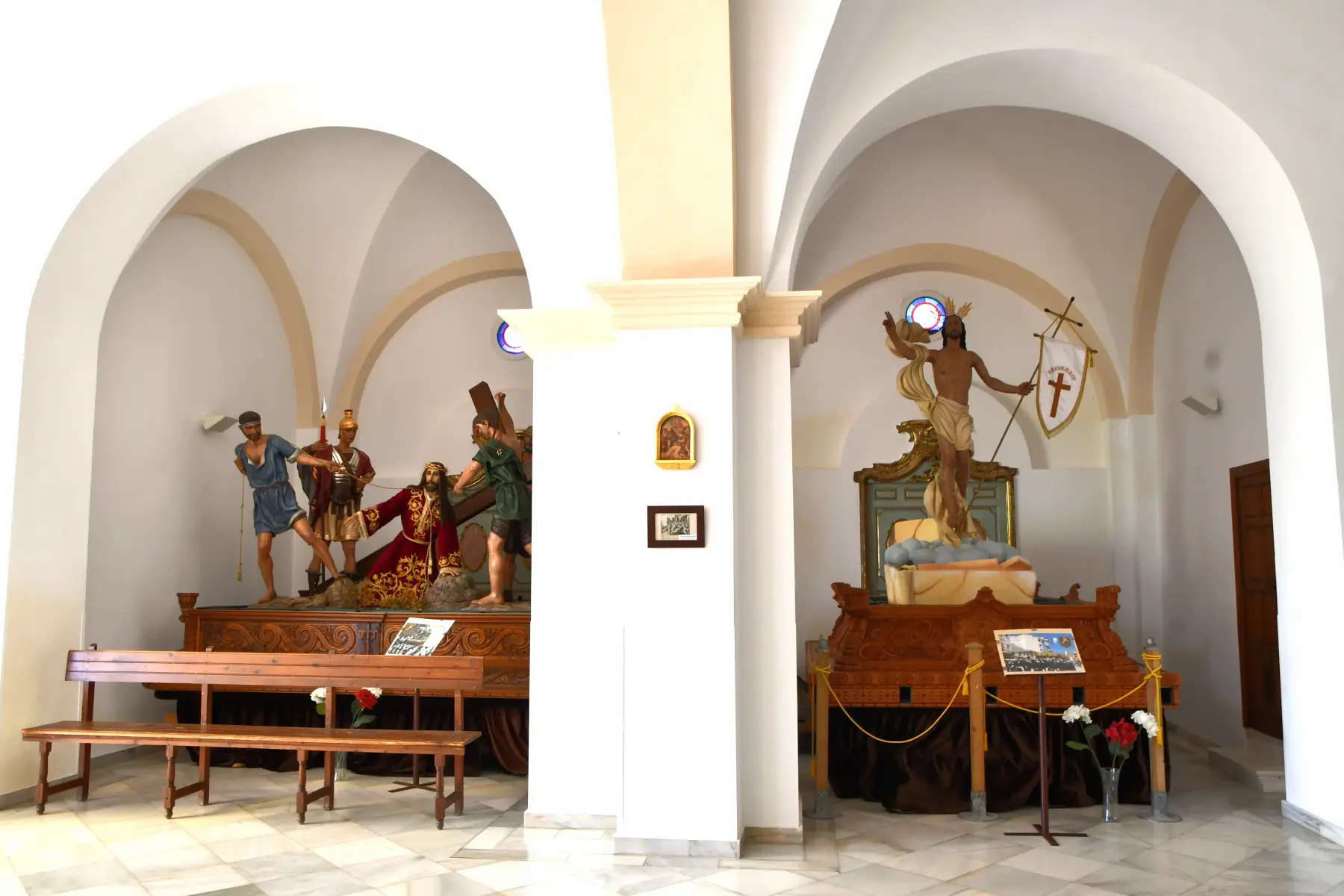 Paso 'La Caída de Jesús' y 'Resucitado' en la primera nave