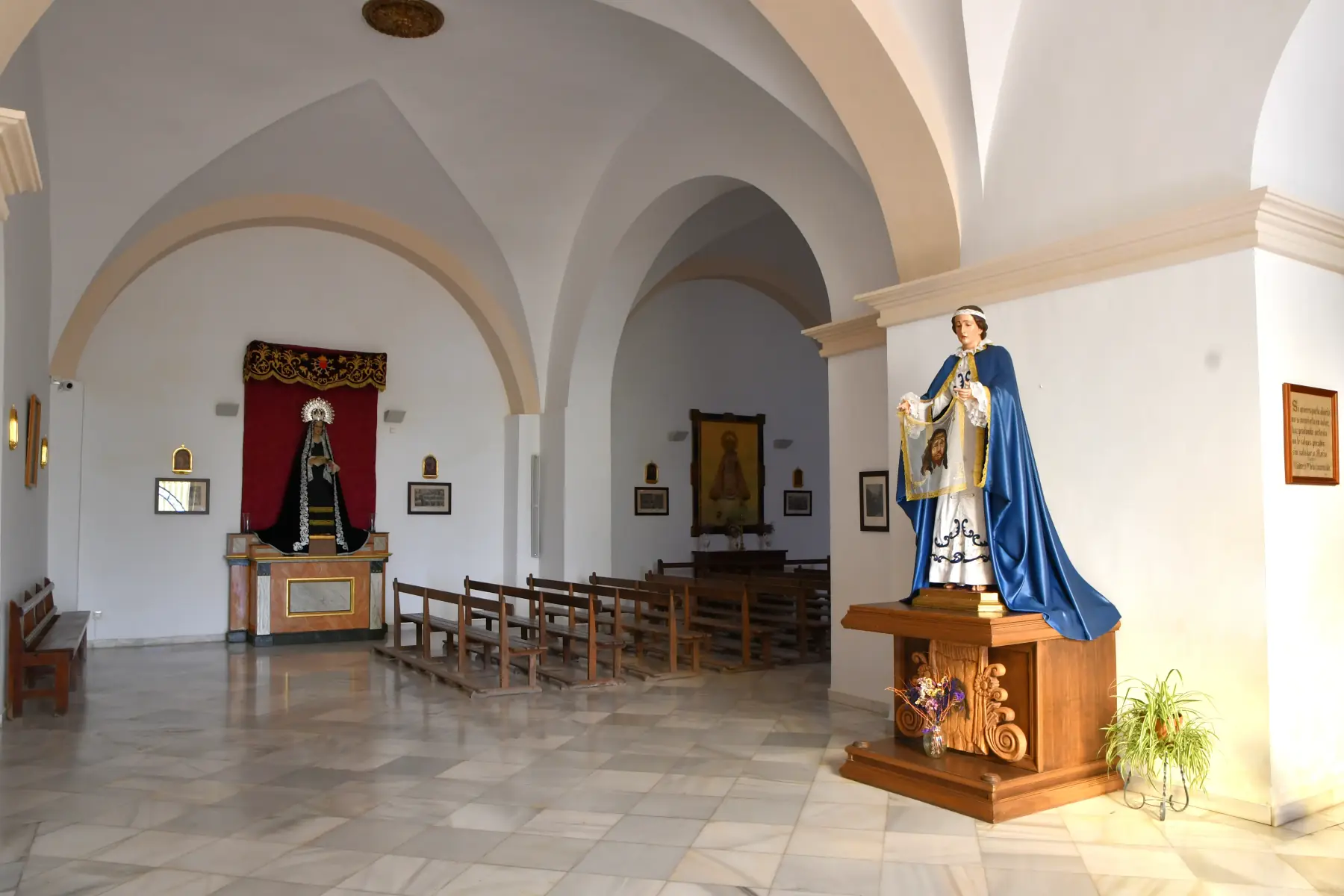 Imagen 'Santa Mujer Verónica' y 'Virgen de la Soledad' en la primera nave