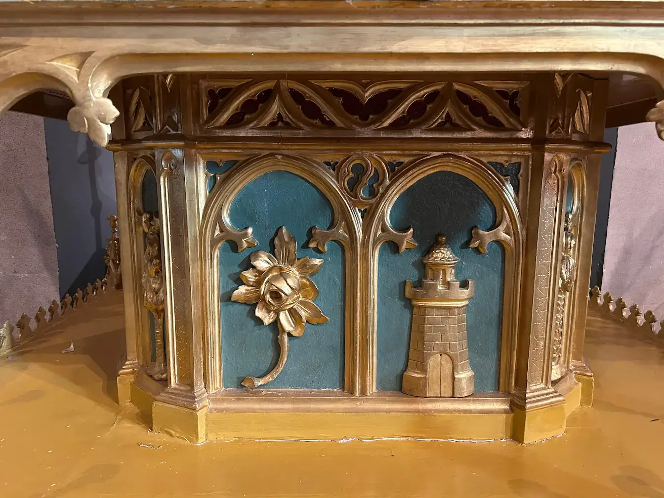 Símbolos 'La rosa' y 'La torre' en el trono