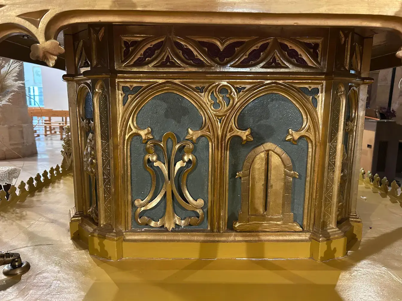 Símbolos 'Anagrama' y 'La puerta cerrada' en el trono