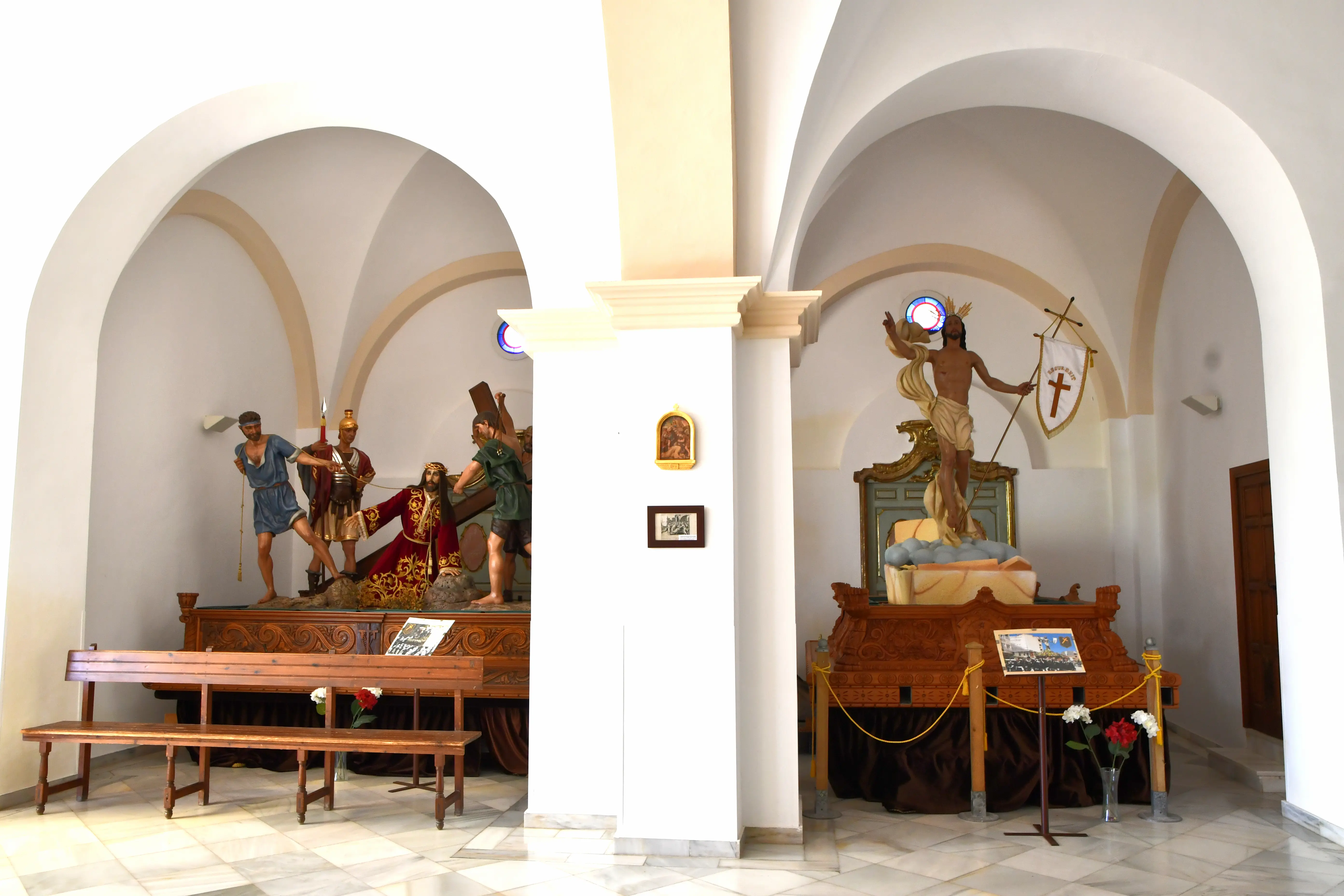 Paso 'La Caída de Jesús' y 'Resucitado' en la primera nave